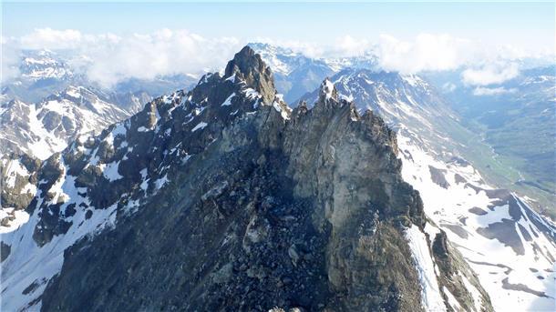 Experte: Permafrost-Schmelze führte zu Bergsturz in Tirol Blick auf einen Teil des Fluchthorns, nachdem sich Gesteinsmassen gelöst haben und bergab gerutscht sind. Bei dem massiven Bergsturz im Bundesland Tirol ist ein Alpengipfel samt Gipfelkreuz verschwunden.