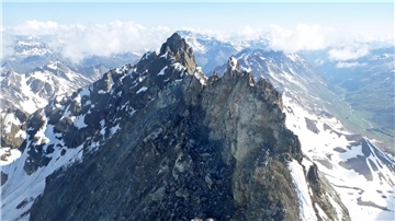 Blick auf einen Teil des Fluchthorns, nachdem sich Gesteinsmassen gelöst haben und bergab gerutscht sind. Bei dem massiven Bergsturz im Bundesland Tirol ist ein Alpengipfel samt Gipfelkreuz verschwunden.