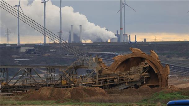 Blick auf Garzweiler II . Das Dorf Lützerath soll zur Erweiterung des Braunkohletagebaus Garzweiler II abgebaggert werden.