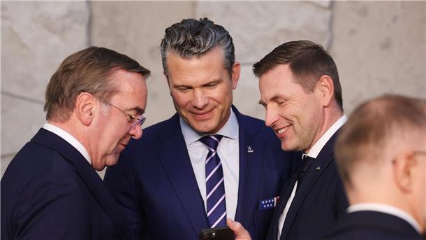 Bilder des Tages Blick aufs Smartphone: Pistorius, Hegseth und Pevkur aufs Handy fokussiert