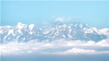 Blick aus dem Flugzeug auf das Himalaya-Gebirge mit dem Mount Everest. Seit 1. April dürfen Touristen nur noch mit einem lokalen Bergführer oder Gepäckträger von einer bei der Regierung registrierten Trekkingfirma wandern und das Gebirgspanorama genießen.
