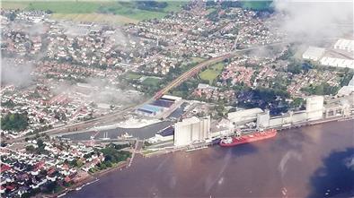 Blick aus der Luft auf Brake mit Hafen und Wolkenfetzen.