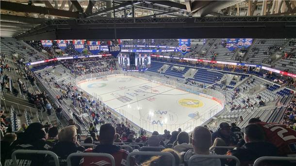 Pinguins-Fans on Tour: Per Sonderzug nach Mannheim - Her mit den Punkten (Update 28) Blick aus luftiger Höhe: Hier stehen die Pinguins-Fans im Gästeblock.