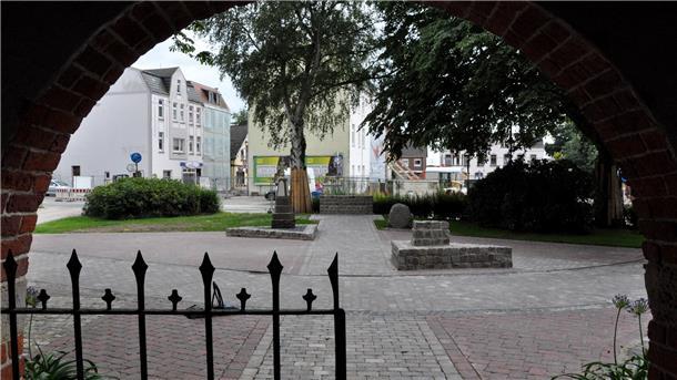 Blick durch das Dänentor auf den neu gestalteten Blexer Kirchplatz.