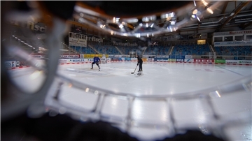 Blick durch den Helm mit Vollvisier aus Kunststoff, wie ihn Pinguins-Verteidiger Nico Appendino trägt.
