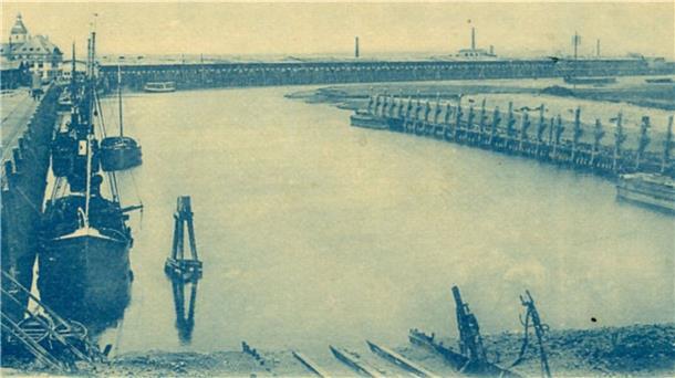 Eine alte schwarz-weiß-Aufnahme vom Fischreihafen.