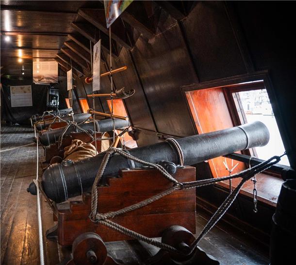 Maritime Tage Bremerhaven: So wohnt man unter Deck der schönsten Schiffe (Fotos) Blick in den Lagerraum: Die „El Galeon“ ist von Mast bis Kiel bis ins kleinste Detail originalgetreu nachgebildet.