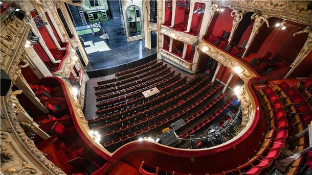 Berliner Ensemble plant wieder erste Vorstellungen Blick in den leeren Zuschauersaal des Theaters Berliner Ensemble (BE).