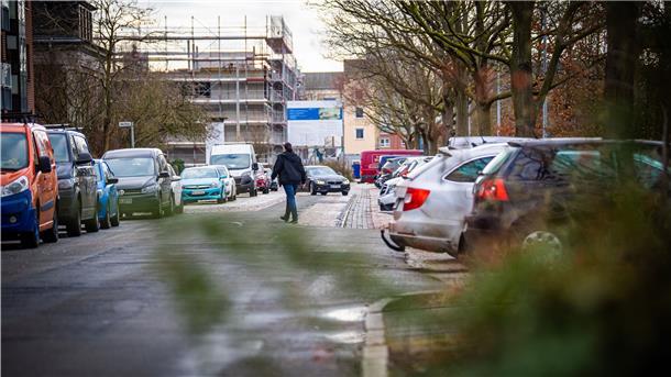Kaistraße in Bremerhaven soll neues Gesicht bekommen Blick in die Bremerhavener Kaistraße: Hier soll eine Promenade am Wasser entstehen. Geparkt wird dann nur noch auf der anderen Seite.