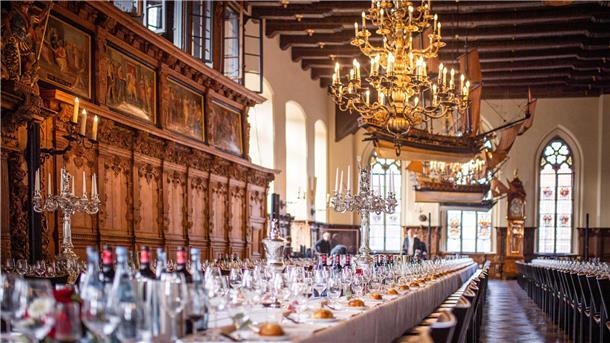 Bremer Schaffermahlzeit mit Protestgetöse und Klebe-Aktivisten Blick in die Obere Rathaushalle vor der Mahlzeit während des Eindeckens der Tafeln mit Geschirr, Dekoration und Bestuhlung.