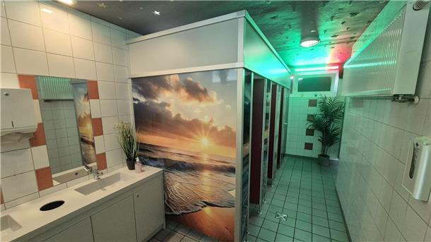 Blick in einen Toilettenbereich der Hellweg Realschule in Unna-Massen.