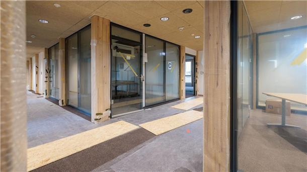 Städtebau soll klimafreundlich werden Blick ins Innere des neuen Gebäudes der Kreisverwaltung Mainz-Bingen. Der Neubau hat eine Holzfassade und ist auch im Inneren zu großen Teilen aus Holz.