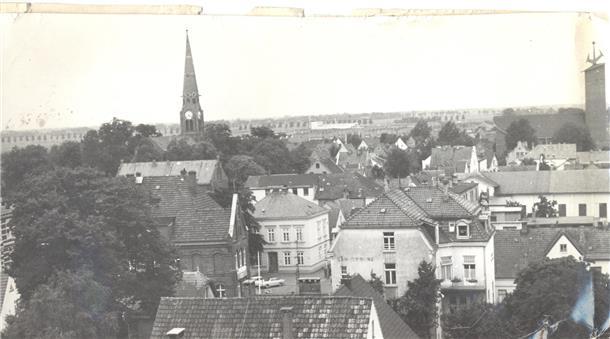Kaum wiederzuerkennen: Wie sich die Braker Innenstadt verändert hat Blick über Brake mit evangelischer Stadtkirche (hinten links) und katholischer Marienkirche (hinten rechts).