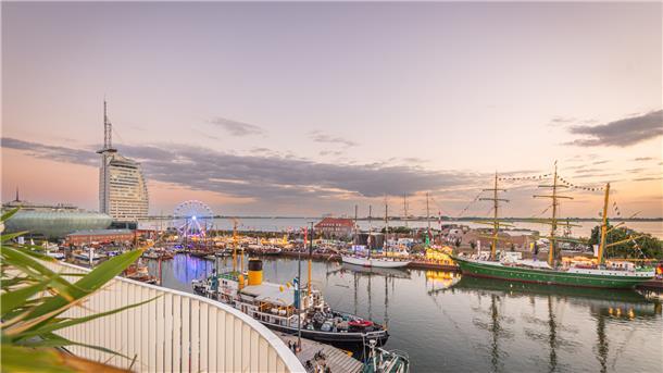 Blick über den Neuen Hafen von der Dachterrasse des The Liberty Hotel.