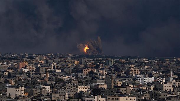 Israel verfügt Abriegelung des Gazastreifens Blick über Gaza-Stadt. Feuer und Rauch steigen nach einem israelischen Luftangriff auf.