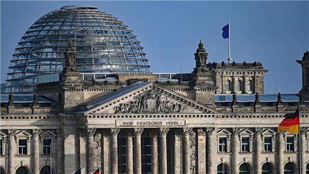 Bundestag beschließt Digitale-Dienste-Gesetz Blick vom Bundeskanzleramt auf die Kuppel von dem Reichstagsgebäude mit dem Bundestag. Der Bundestag hat das Digitale-Dienste-Gesetz beschlossen.