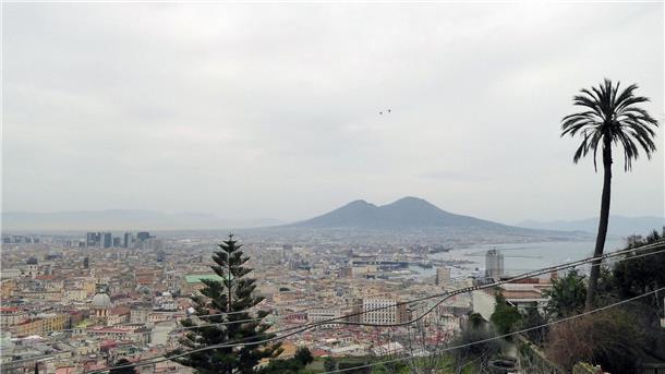 Erdbeben der Stärke 3 am Vesuv Blick vom Castel Sant’Elmo auf die Stadt und den Vulkan Vesuv.