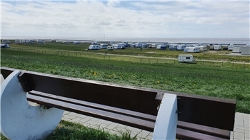 Blick vom Deich auf den Campingplatz im Wremer Außendeichgelände: Die Anlage umfasst 200 Stellplätze, von denen knapp die Hälfte von Dauercampern belegt sind.