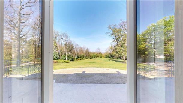 Lagerfelds Haus: Eine Nacht bewohnt – jetzt wird es verkauft Blick vom Empfangsbereich des Hauptgebäudes auf den weiträumigen Park des Anwesens von Karl Lagerfeld.