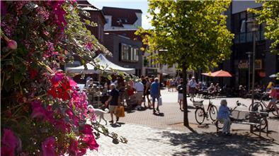 Blick vom Kaemmererplatz in die Cuxhavener Fußgängerzone Nordersteinstraße: Wo sich heute ein Geschäft ans nächste reiht (rechts), stand früher das Karstadt-Kaufhaus. Das Umfeld wurde von der Stadt neu gestaltet, um die Aufenthaltsqualität zu erhöhen.