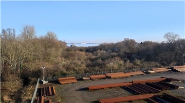 Blick vom Leuchtfeuer im Großensieler Hafen aus über die freigeschnittene Richtfeuerlinie.