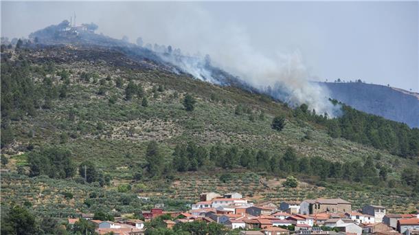 700 Menschen wegen Waldbrand in Spanien evakuiert Blick vom spanischen Ort Torrecilla de los Angeles auf den Brand.