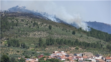 Blick vom spanischen Ort Torrecilla de los Angeles auf den Brand.