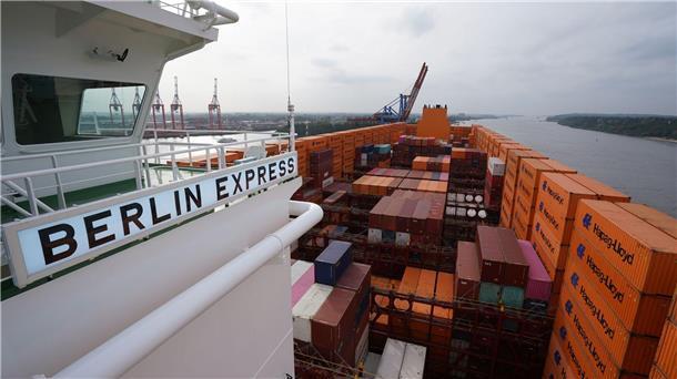 Hapag-Lloyd tauft Megafrachter - Kurs auf Klimaneutralität Blick von der Brücke über das Hapag-Lloyd-Containerschiff „Berlin Express“ im Hamburger Hafen.