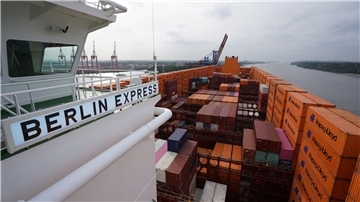 Blick von der Brücke über das Hapag-Lloyd-Containerschiff „Berlin Express“ im Hamburger Hafen.