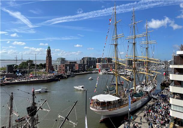 Die 1,2-Millionen-Marke übertroffen: Sail-Macher zufrieden mit Windjammer-Fest Der Neue Hafen in Bremerhaven: Schiffe, Wasser und ein Leuchtturm.