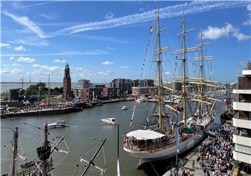 Der Neue Hafen in Bremerhaven: Schiffe, Wasser und ein Leuchtturm.