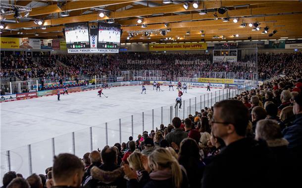 Blick von der Zuschauertribüne auf die Eisfläche. 