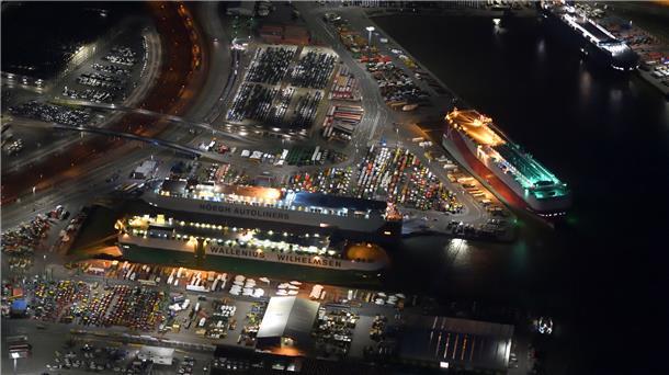 Blick zu den großen Autotransportern: Zeebrügge hat Bremerhaven den Rang abgelaufen, aber zweitgrößter Autoumschlagplatz in Europa ist die Seestadt immer noch.