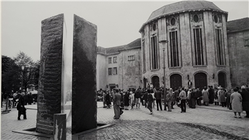 Stadttheater, Brunnenskulptur