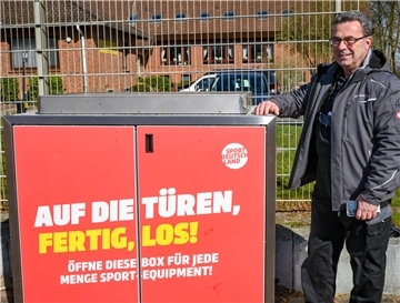 Thorsten Schwebe, Vorsitzender des Geestemünder TV, an der Sportbox.