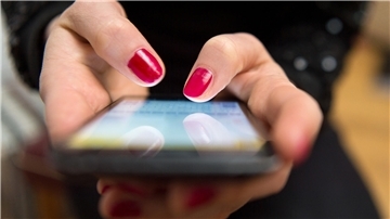 Frau tippt Nachricht auf Handy