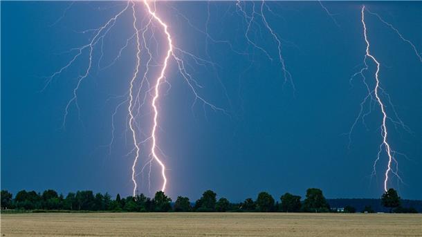 Blitze eines Gewitters leuchten am Abendhimmel im Osten des Landes Brandenburg.