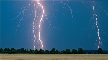 Blitze eines Gewitters leuchten am Abendhimmel im Osten des Landes Brandenburg.