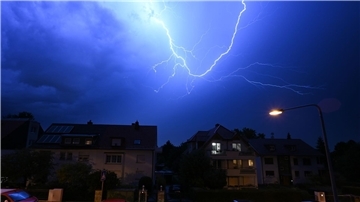 Blitze entladen sich am Frankfurter Abendhimmel.