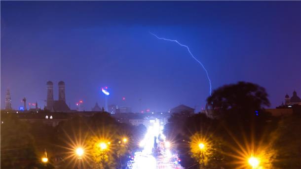 Blitze zucken über München.
