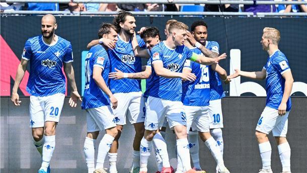 Blitztor von Fraser Hornby (3.v.l.) gegen Hannover.