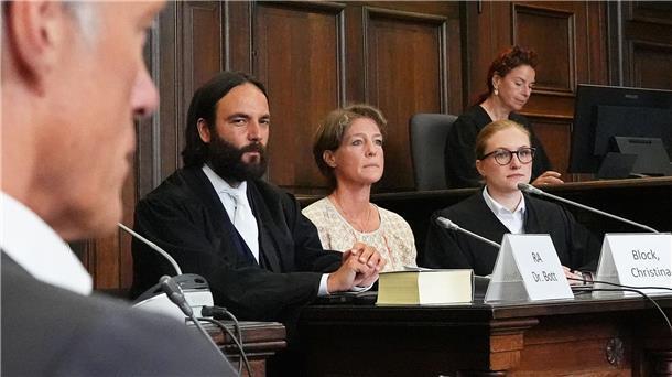 Juristischer Streit bringt Block-Prozess ins Stocken Blocks Lebensgefährte, Sportjournalist Gerhard Delling, ist wegen Beihilfe angeklagt.