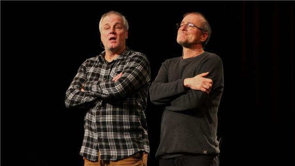 Podewitz’scher Jahresrückblick im TiF mit der Jahr-Sager-Show Blödeln als Form autoritärer Unterhaltung: Willi und Peter Podewitz begeisterten mit ihrem Jahresrückblick im Theater im Fischereihafen (TiF).