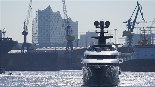 Die 95-Meter-Superyacht Kismet verlässt die Werft Blohm+Voss im Hamburger Hafen