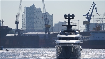 Die 95-Meter-Superyacht Kismet verlässt die Werft Blohm+Voss im Hamburger Hafen