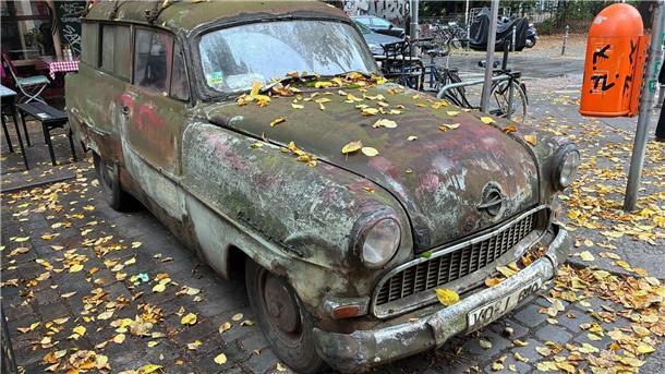 Wie lange fährt er noch? Rostlaube muss umziehen Bloß nicht waschen - dieser Opel ist ein Experiment.