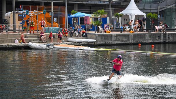 Wassersport im Alten Hafen: Im kommenden Jahr soll es weitergehen  Blue-Bay-Wasserski Spaden, Adi‘s Kajaks und Hydrofoil-Surfing Bremerhaven haben Wassersport im Alten Hafen angeboten.