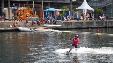 Blue-Bay-Wasserski Spaden, Adi‘s Kajaks und Hydrofoil-Surfing Bremerhaven haben Wassersport im Alten Hafen angeboten.