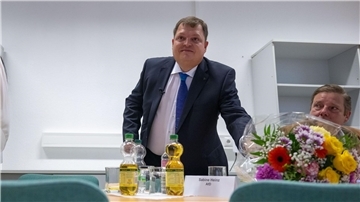 Blumen für den neuen Bürgermeister von Raguhn-Jeßnitz: Hannes Loth von der AfD.