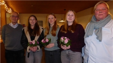 Blumen für die erfolgreichen jungen Reiterinnen (von links): Hermann Winkelmann, Lilly Marie Heins, Nikola Meier, Jette Brandt und Kerstin Heins.